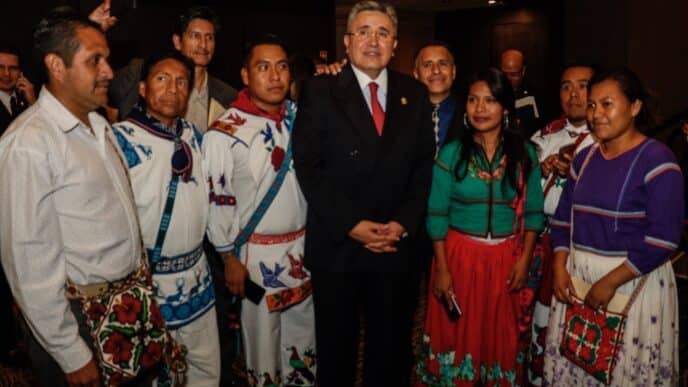 Networking en Inmobiliare Summits, México. El gobernador de San Luis Potosí, con representantes de comunidades indígenas, promoviendo el desarrollo urbano.