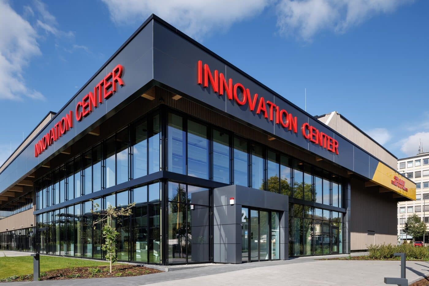 Fachada del nuevo Centro de Innovación Sostenible de DHL en Alemania. Arquitectura moderna para el sector *real estate*. #InmobiliareSummits