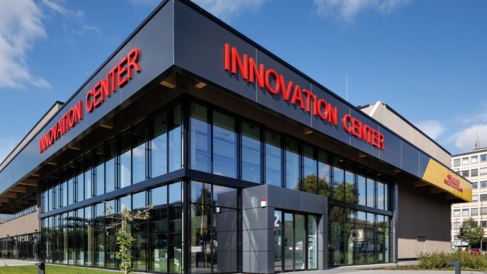 Fachada del nuevo Centro de Innovación Sostenible de DHL en Alemania. Arquitectura moderna para el sector *real estate*. #InmobiliareSummits