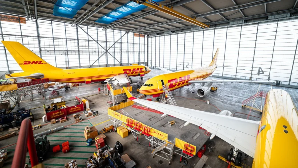Venue/Architecture.

Interior de un hangar con aviones de carga DHL. La nueva inversión en España aumentará la eficiencia logística en LATAM. #InmobiliareSummits #RealEstate