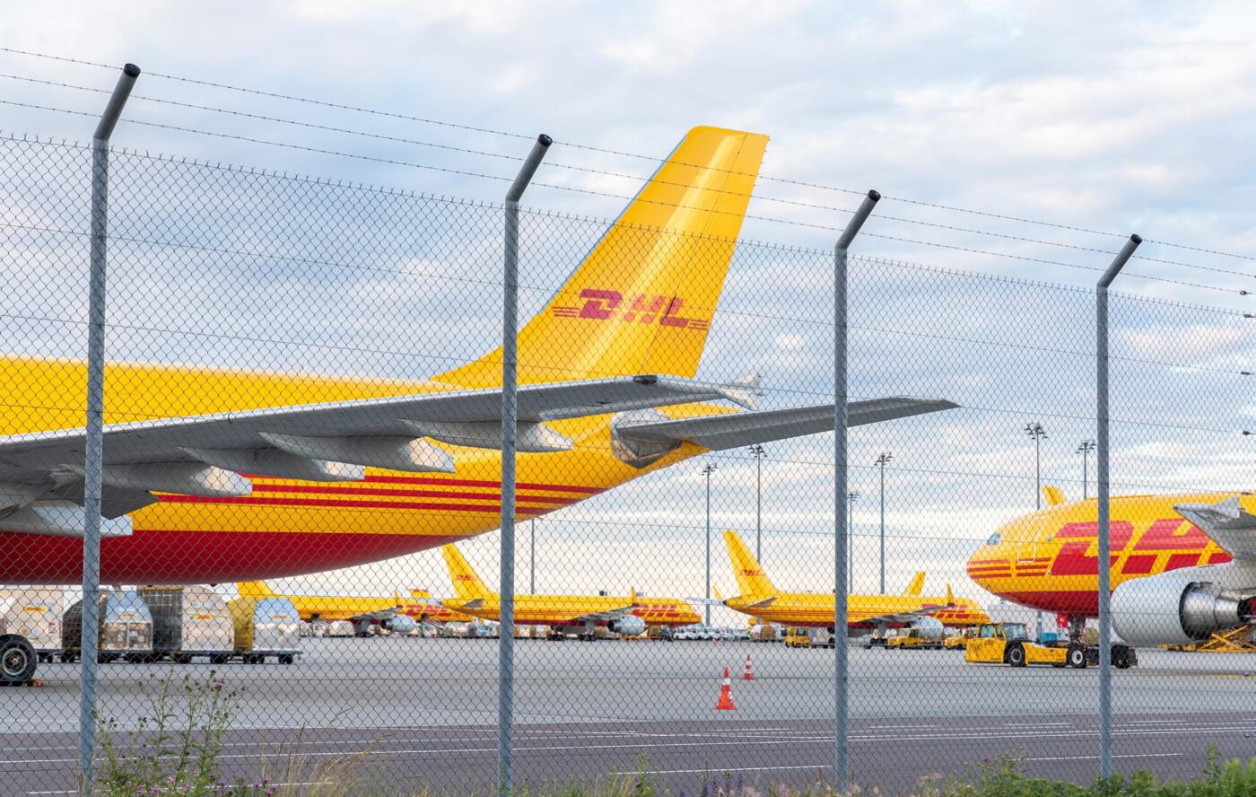 Vista de aviones DHL en el Aeropuerto de Querétaro, supervisando la obra de su HUB. Logística express y transporte aéreo de carga en expansión.