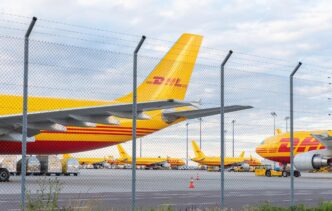 Vista de aviones DHL en el Aeropuerto de Querétaro, supervisando la obra de su HUB. Logística express y transporte aéreo de carga en expansión.