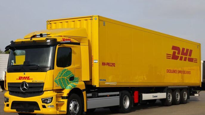 Camión DHL eSprinter Mercedes-Benz amarillo promoviendo flota sostenible. Logotipo de DHL visible. Excelencia en entregas ecológicas. HH-PN1292