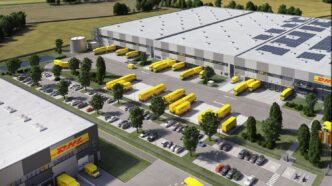 Vista aérea del nuevo centro logístico sustentable de DHL Supply Chain en Alemania, mostrando camiones, paneles solares y áreas verdes.