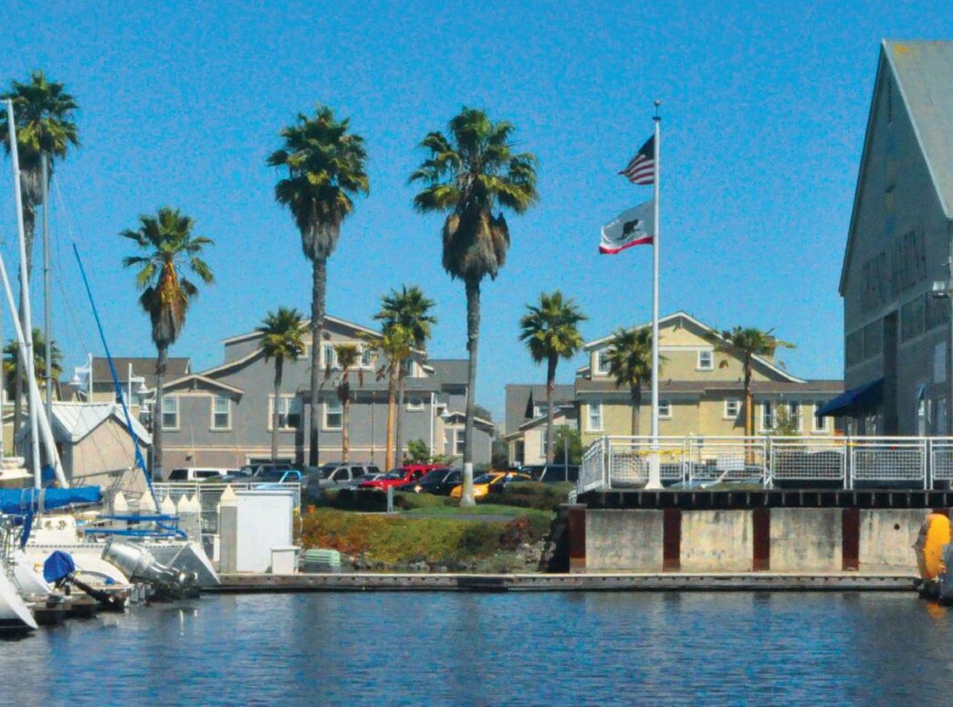 venue/architecture
Puerto en ciudad costera, posible destino de Inmobiliare Summits. Arquitectura y palmeras bajo cielo azul. #realestate #LATAM #venue