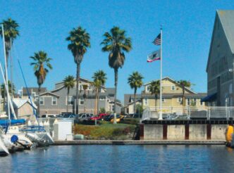 venue/architecture
Puerto en ciudad costera, posible destino de Inmobiliare Summits. Arquitectura y palmeras bajo cielo azul. #realestate #LATAM #venue