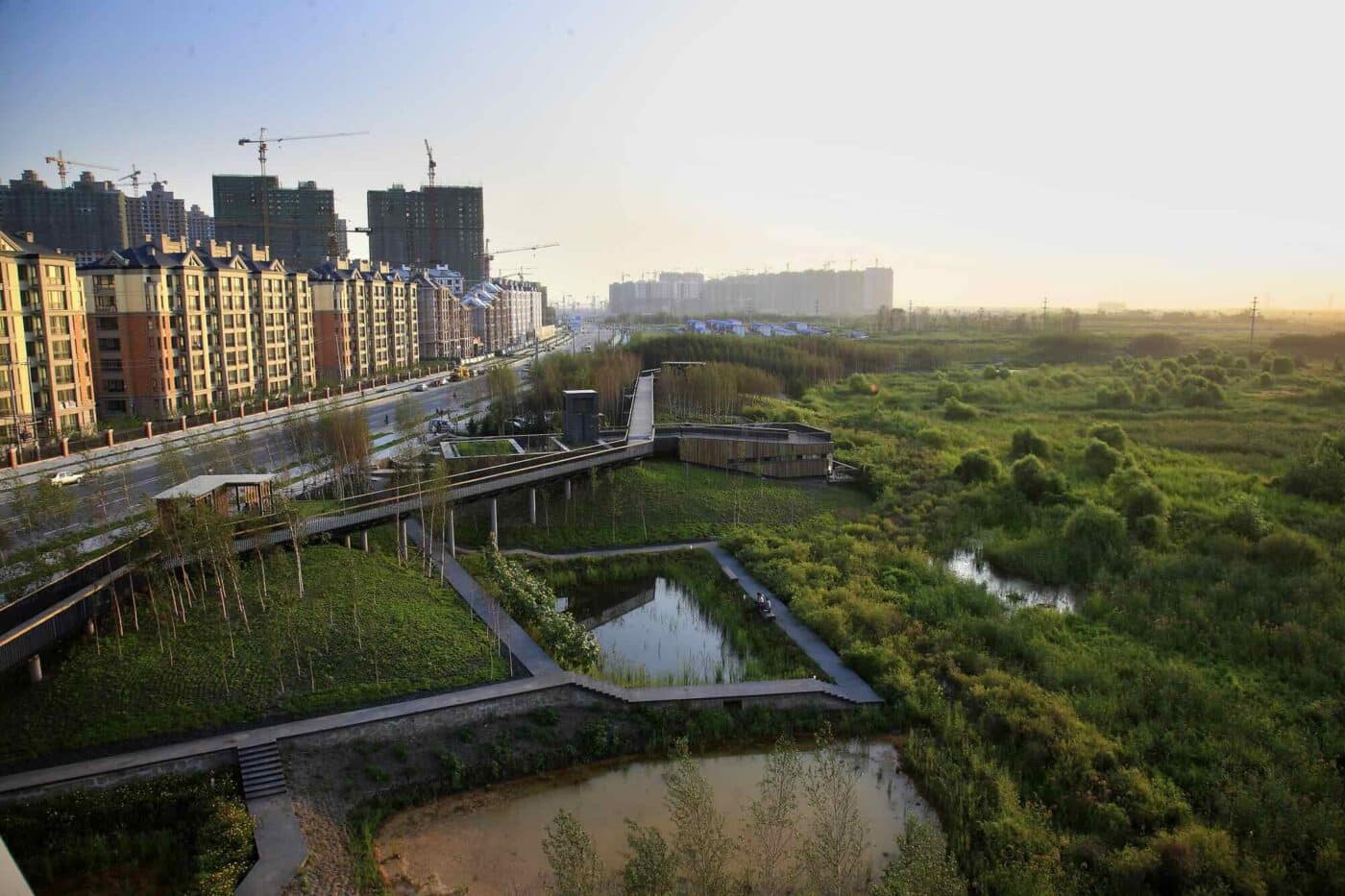 venue/architecture
Diseño urbano sostenible en LATAM. Vista aérea de parque con edificios y vegetación. Reflexión sobre el diseño de ciudades en Inmobiliare Summits.