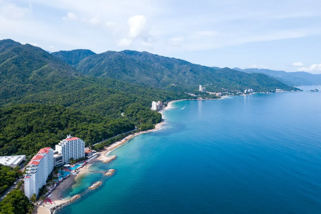 Venue/architecture.

Vista aérea de la costa en Puerto Vallarta, México, posible sede de Inmobiliare Summits, conferencia de bienes raíces LATAM.