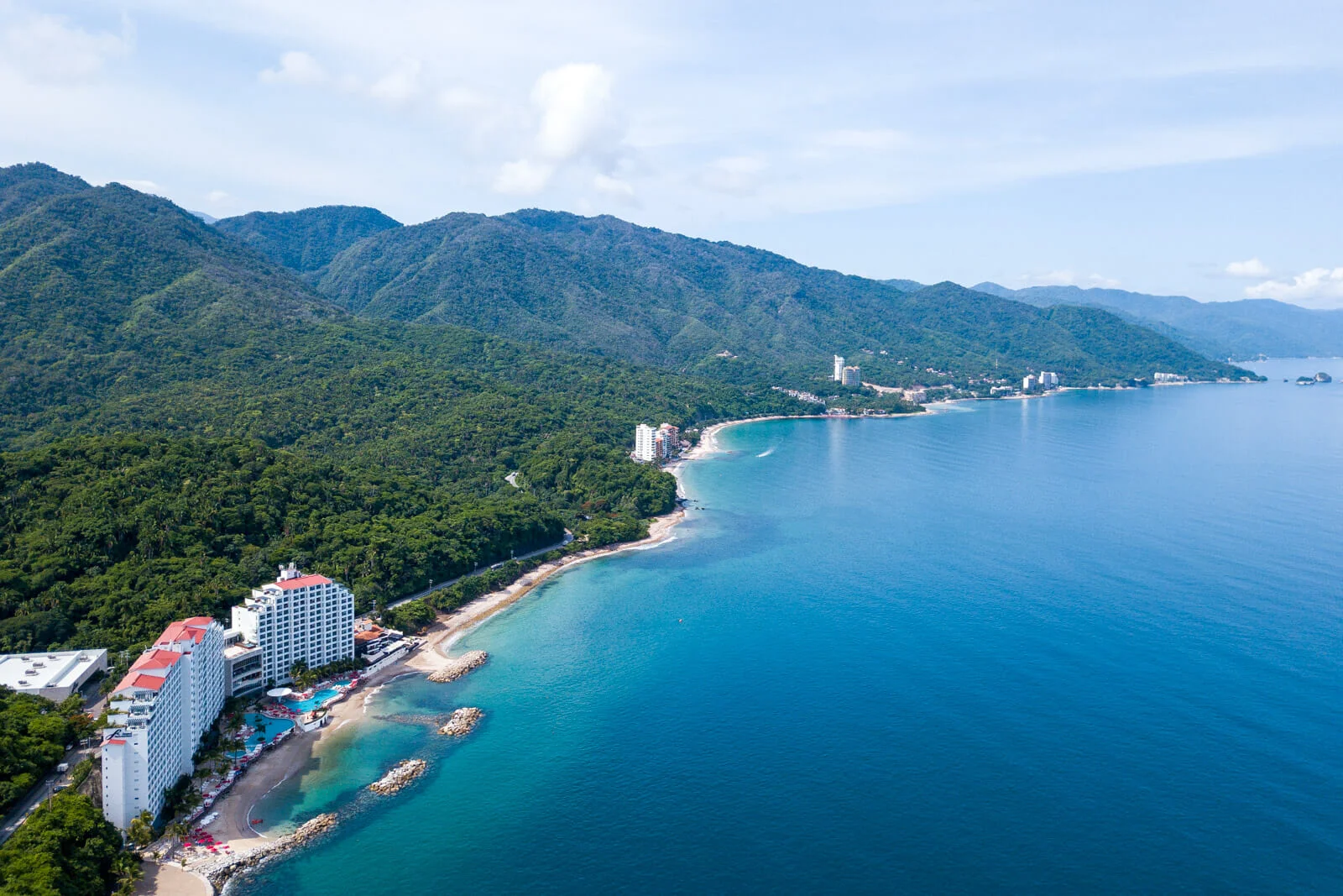 Venue/architecture.

Vista aérea de la costa en Puerto Vallarta, México, posible sede de Inmobiliare Summits, conferencia de bienes raíces LATAM.
