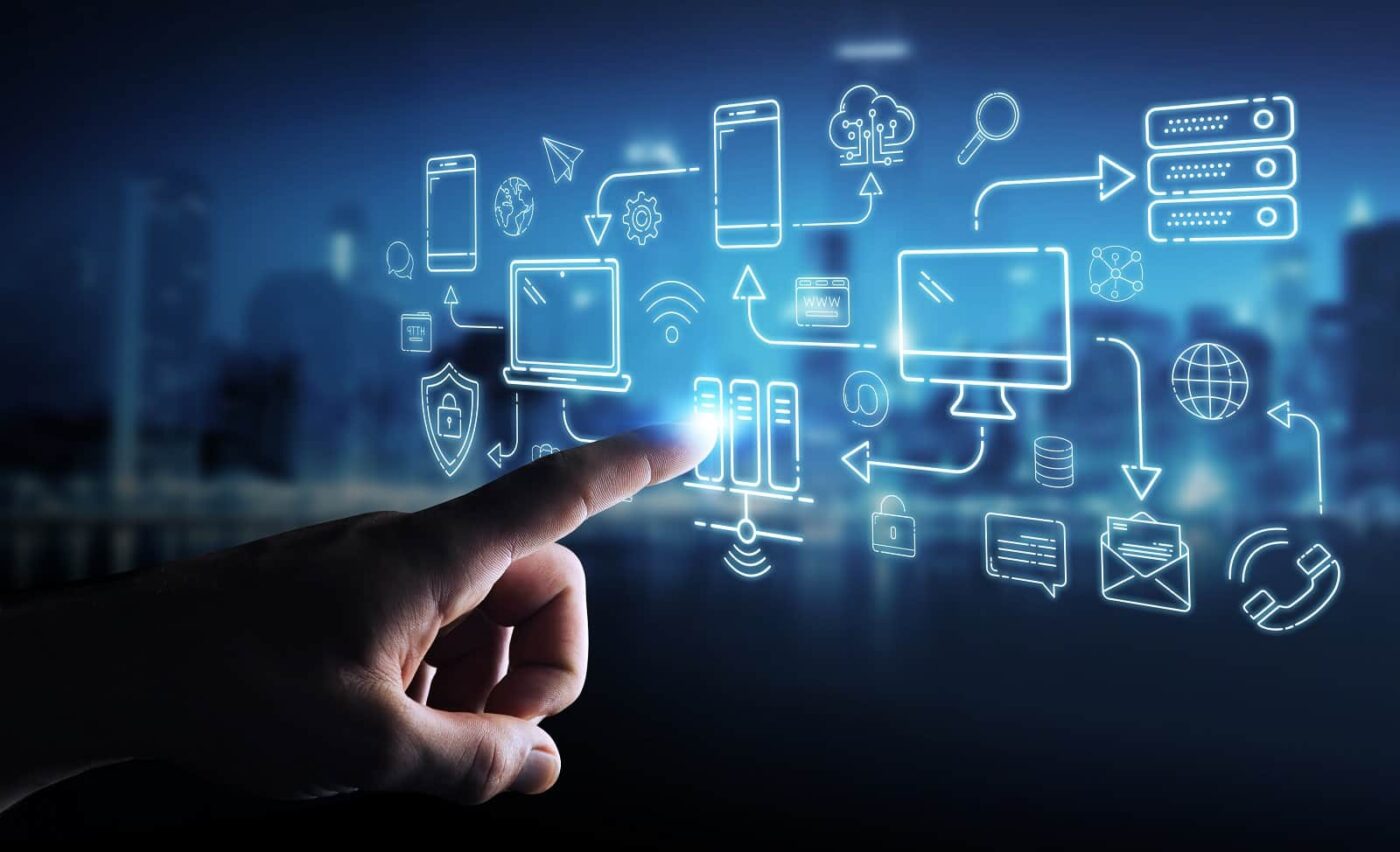 Abstracto: Mano interactuando con iconos digitales en el sector inmobiliario. Digitalización y proptech en Inmobiliare Summits México.