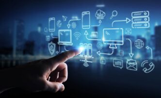 Abstracto: Mano interactuando con iconos digitales en el sector inmobiliario. Digitalización y proptech en Inmobiliare Summits México.