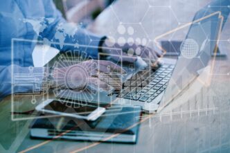 Persona trabajando en laptop con superposición de gráficos digitales. Digitalización de procesos, Inmobiliare Summits, México.