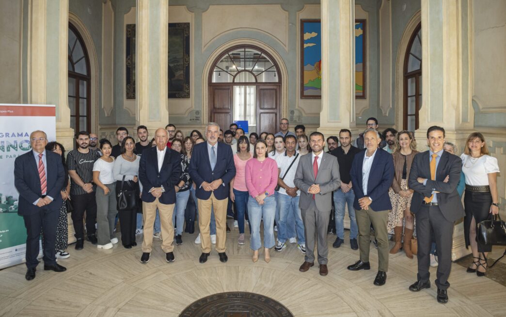 Venue/architecture.

Grupo posa en Inmobiliare Summits, evento real estate. El diseño de casa inteligente para personas con discapacidad se presenta en [city].