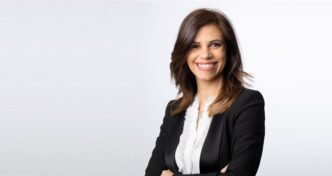 Retrato de experta sonriendo. Ponente en Inmobiliare Summits, conferencia de real estate en México.