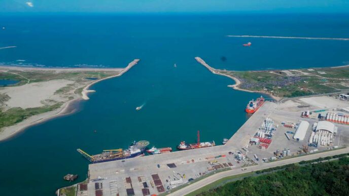 venue/architecture
Vista aérea del puerto de Veracruz, México, con barcos y terminales. Destino clave para Inmobiliare Summits LATAM de bienes raíces.