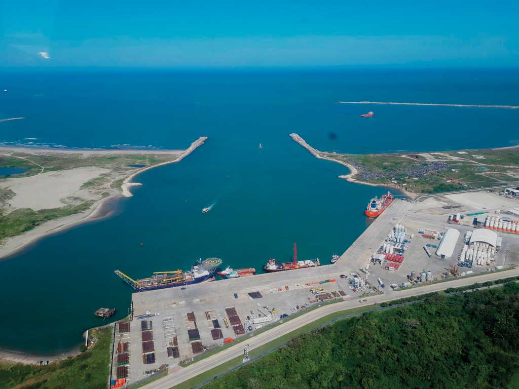 venue/architecture
Vista aérea del puerto de Veracruz, México, con barcos y terminales. Destino clave para Inmobiliare Summits LATAM de bienes raíces.