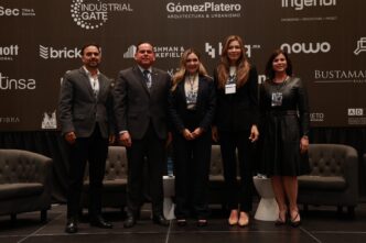 Panelistas en Inmobiliare Summits, conferencia de real estate en México. Oradores y patrocinadores en el escenario. Evento LATAM.