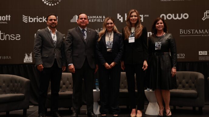 Panelistas en Inmobiliare Summits, conferencia de real estate en México. Oradores y patrocinadores en el escenario. Evento LATAM.