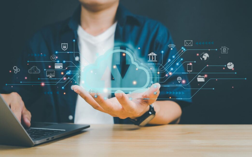 Concepto de computación en la nube en Inmobiliare Summits. Hombre con laptop y símbolos digitales. Real estate y tecnología.