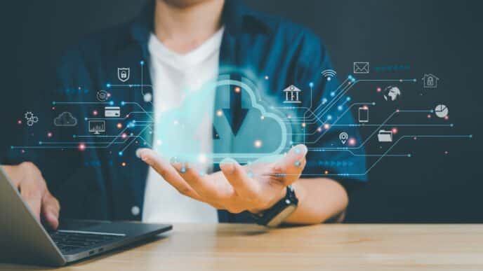 Concepto de computación en la nube en Inmobiliare Summits. Hombre con laptop y símbolos digitales. Real estate y tecnología.