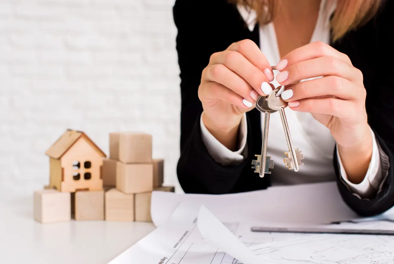 speakers/headshot

Entrega de llaves en Inmobiliare Summits. Mujer con llaves de casa. Créditos hipotecarios y bienes raíces en México y LATAM.