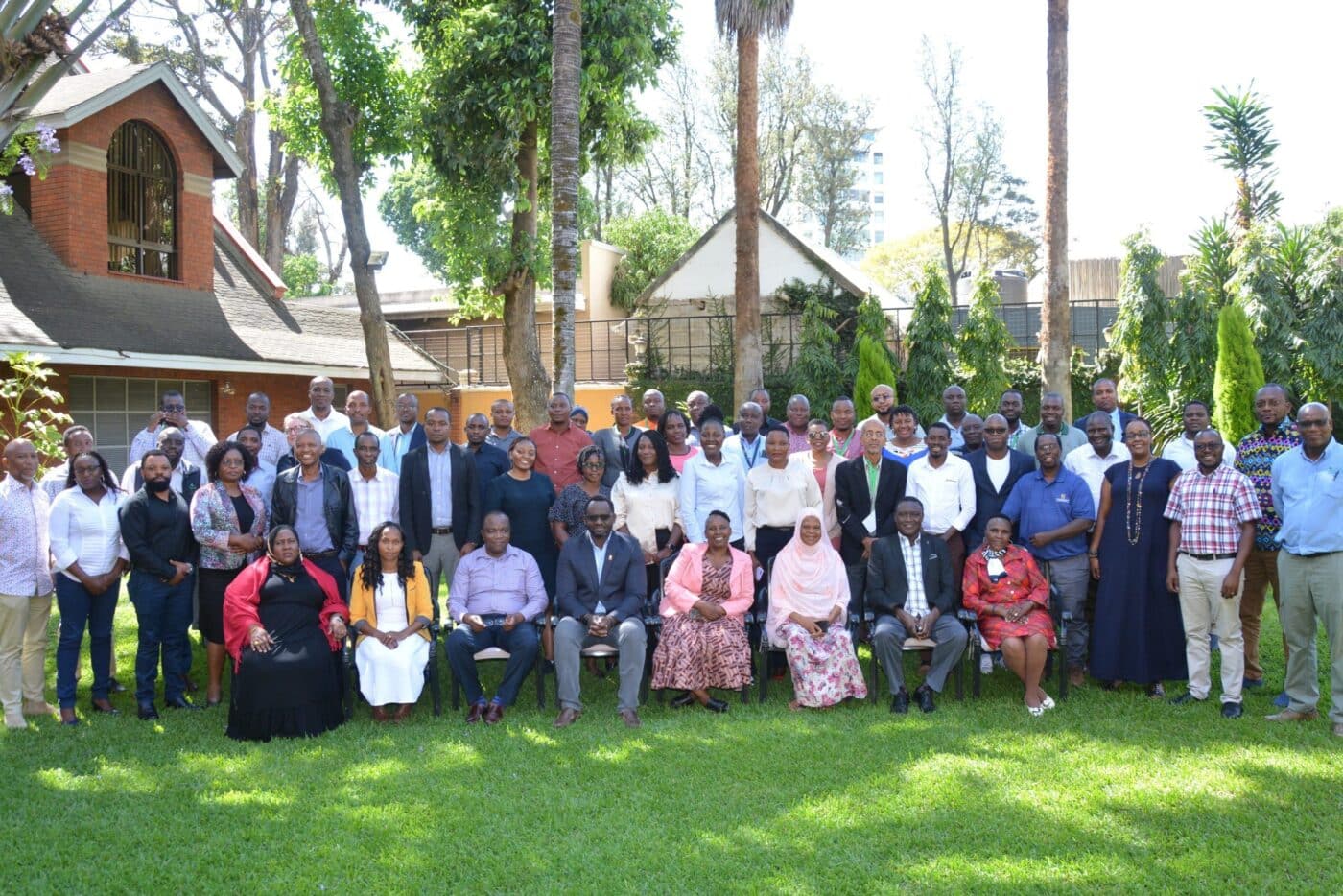 Grupo diverso celebra adquisición de instalaciones de Corteva en Tlaxcala por Dow. Rostros sonrientes en un entorno natural, simbolizando un nuevo comienzo.