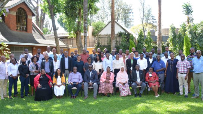 Grupo diverso celebra adquisición de instalaciones de Corteva en Tlaxcala por Dow. Rostros sonrientes en un entorno natural, simbolizando un nuevo comienzo.