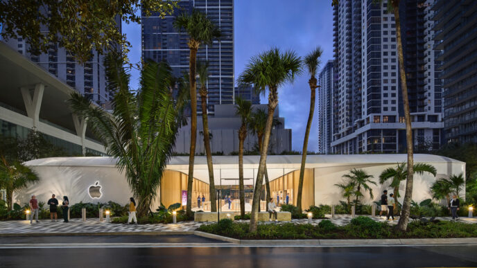 Vista de Apple Store en Downtown Miami, centro de negocios y entretenimiento. Arquitectura moderna, palmeras y rascacielos. Diseño innovador y elegante.