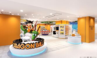 Interior del museo de Dragón Ball y Akira Toriyama en Japón, con estatua de Gokú sobre Shenlong y productos de la serie en exhibición.