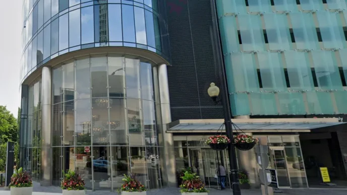 Fachada de edificio en EUA adquirido por dueño de Inditex. Arquitectura moderna con cristal y acero. Inversión inmobiliaria de 212 mde.