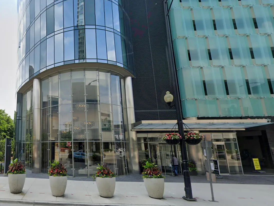 Fachada de edificio en EUA adquirido por dueño de Inditex. Arquitectura moderna con cristal y acero. Inversión inmobiliaria de 212 mde.