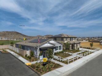 venue/architecture
Casas nuevas de KB Home con paneles solares en California. Inversión inmobiliaria en Estados Unidos. Arquitectura residencial para el mercado LATAM.