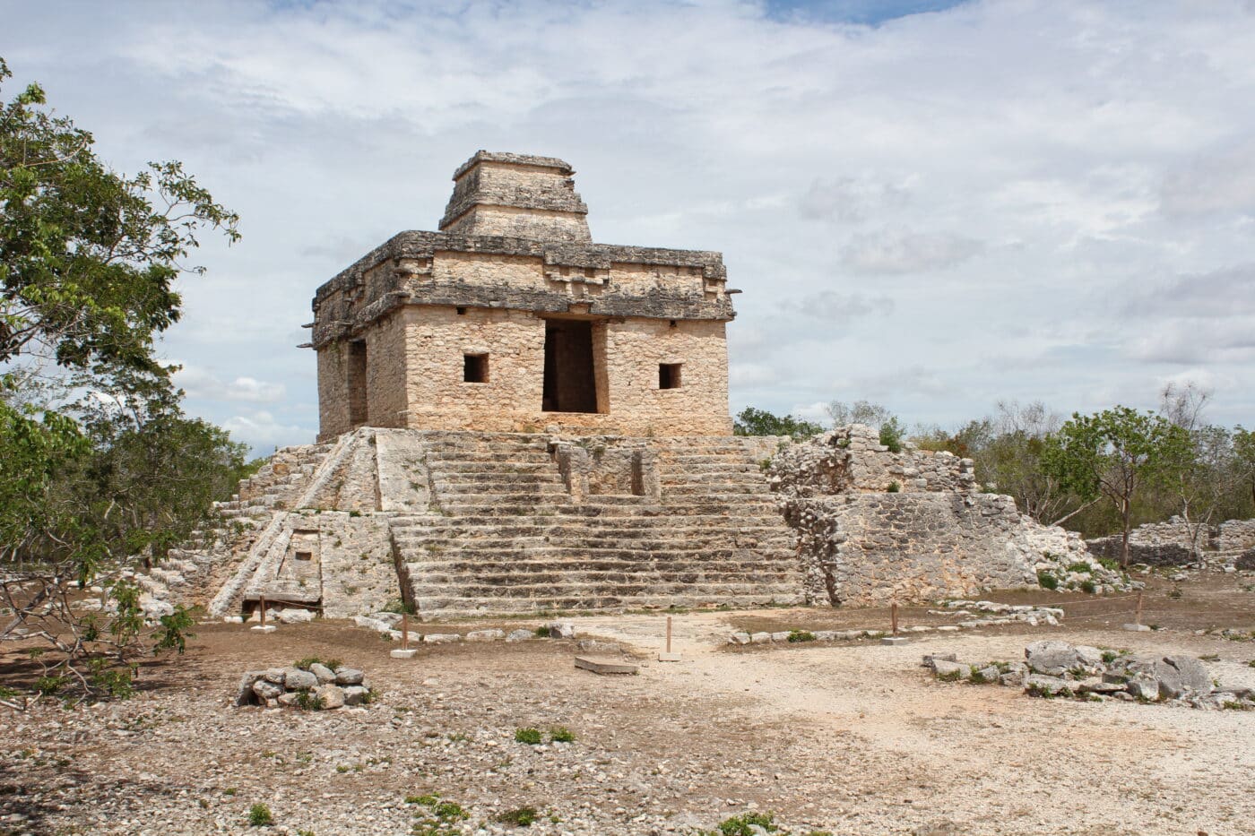 Venue/architecture.

Ruinas mayas de Dzibilchaltún, Yucatán, cerca del sitio del Inmobiliare Summits. Arquitectura antigua en México, destino turístico clave.