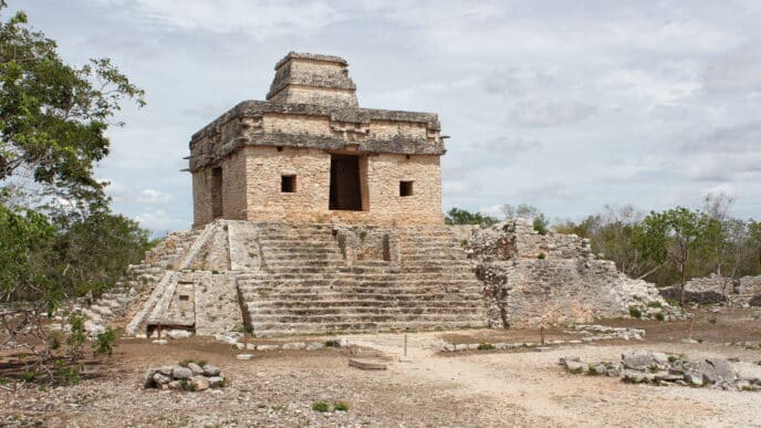 Venue/architecture.

Ruinas mayas de Dzibilchaltún, Yucatán, cerca del sitio del Inmobiliare Summits. Arquitectura antigua en México, destino turístico clave.