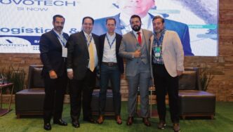 Grupo de personas en evento de e-commerce y logística urbana CEDIS. Innovación y aceleración de procesos para entrega inmediata y servicio.