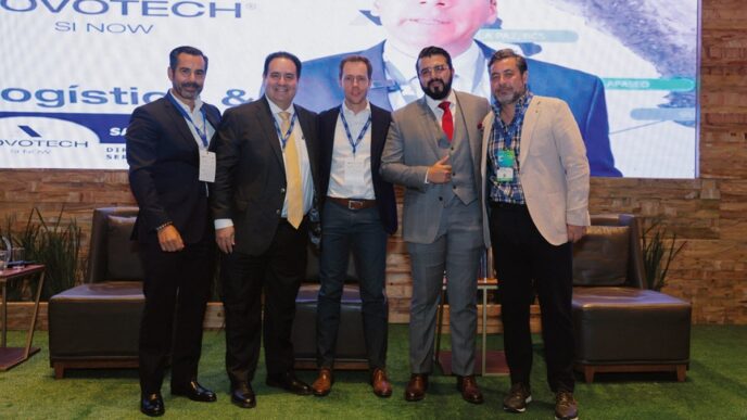 Grupo de personas en evento de e-commerce y logística urbana CEDIS. Innovación y aceleración de procesos para entrega inmediata y servicio.