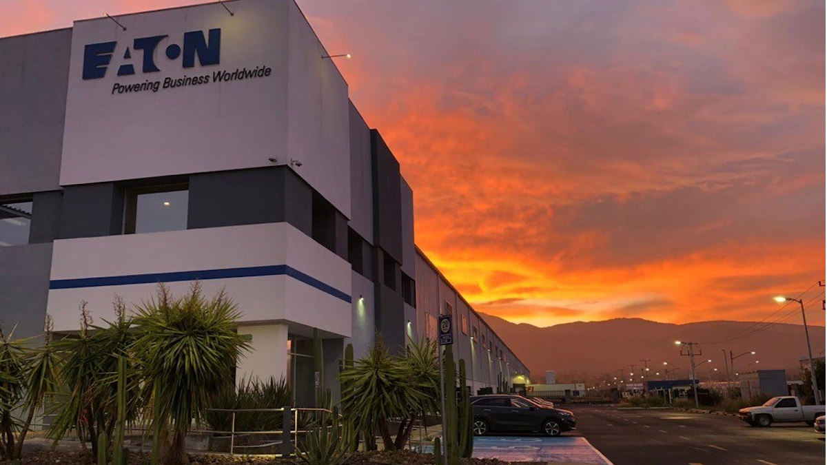 Sede de Eaton en Querétaro, México, con cielo al atardecer. Expansión de planta, inversión en real estate. Patrocinador Inmobiliare Summits.