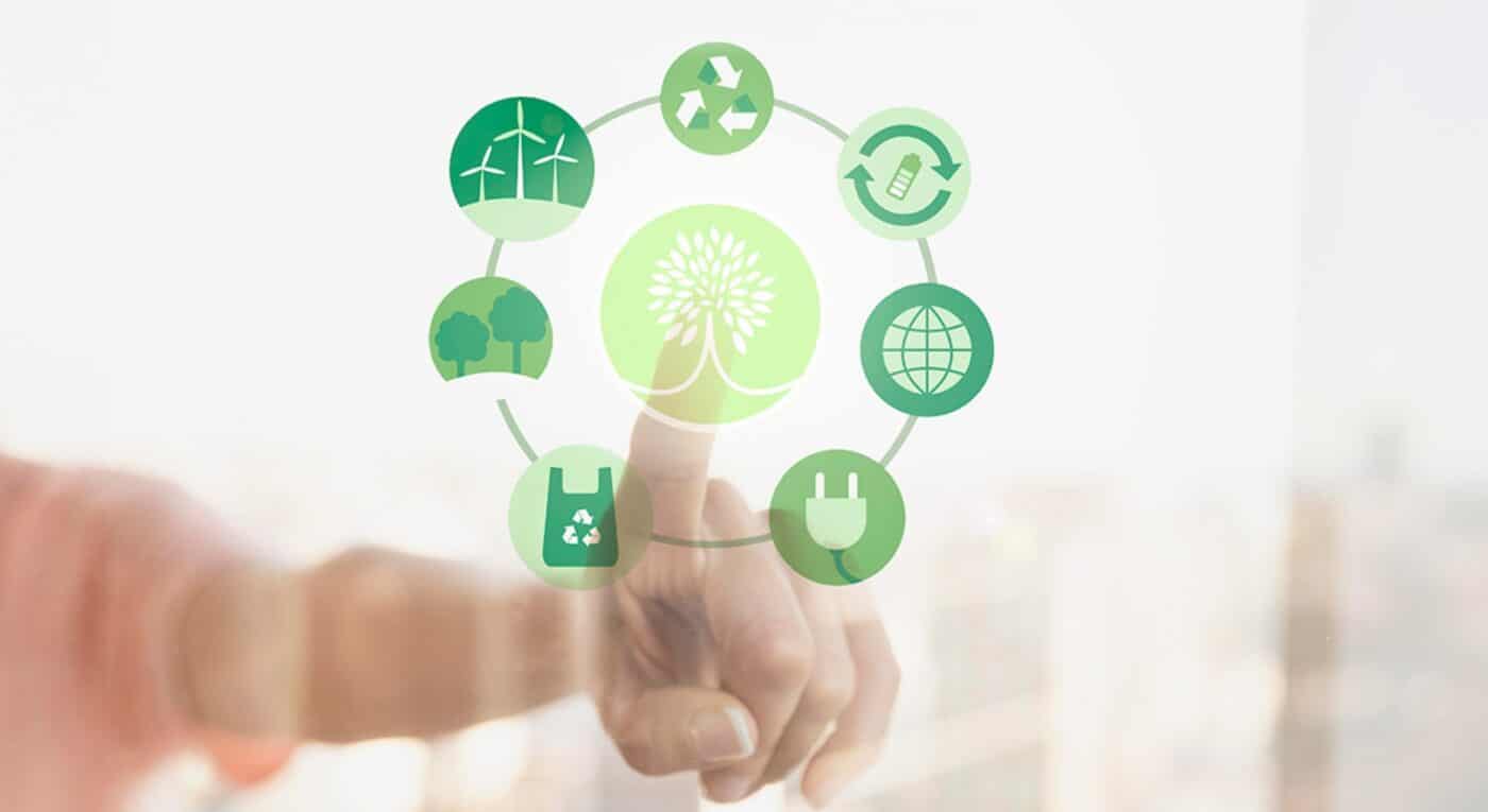 Sponsors/branding.

Mano interactuando con iconos de sostenibilidad, energía renovable y reciclaje. Iniciativa verde de BBVA en Inmobiliare Summits, México.