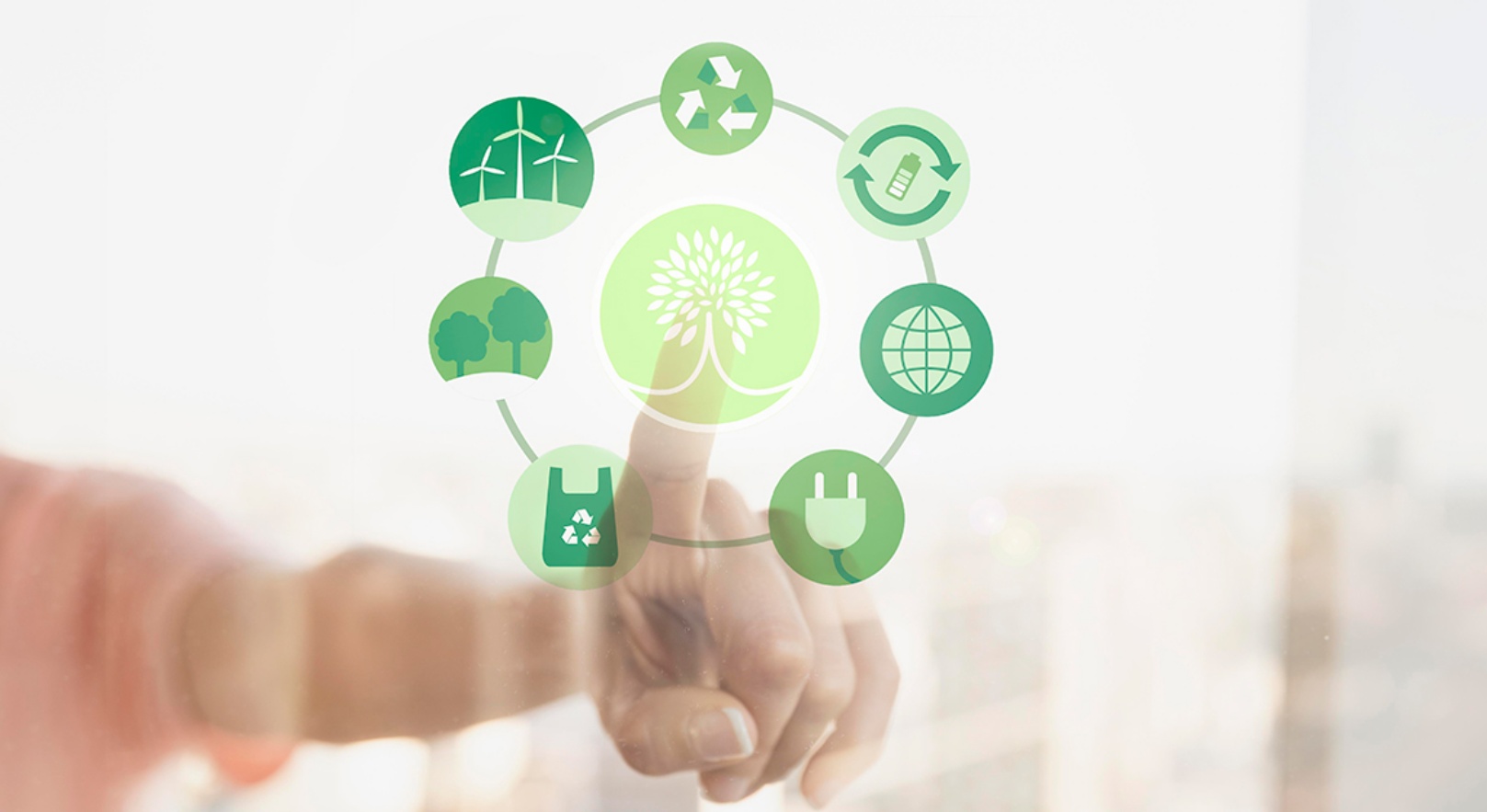 Sponsors/branding.

Mano interactuando con iconos de sostenibilidad, energía renovable y reciclaje. Iniciativa verde de BBVA en Inmobiliare Summits, México.