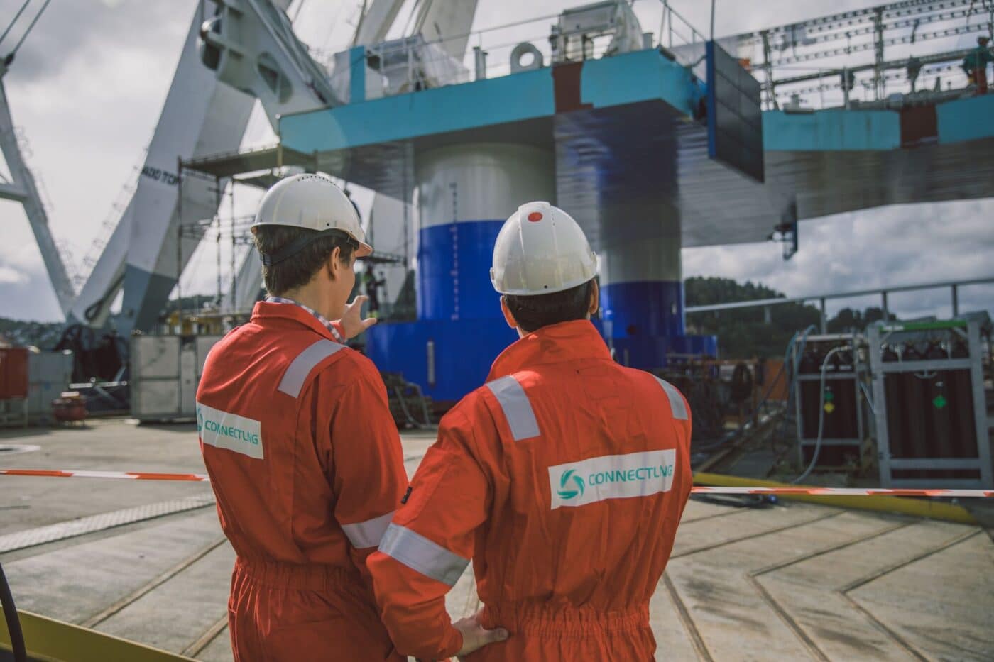 Dos ingenieros de Ecoener supervisan la construcción de centrales hidroeléctricas en Ecuador. Energía renovable y sostenible.