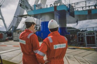 Dos ingenieros de Ecoener supervisan la construcción de centrales hidroeléctricas en Ecuador. Energía renovable y sostenible.