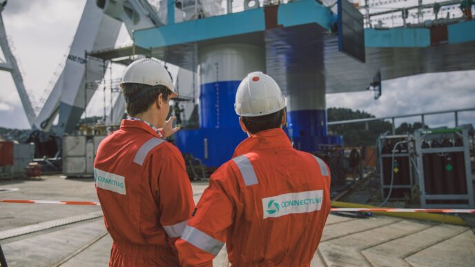 Dos ingenieros de Ecoener supervisan la construcción de centrales hidroeléctricas en Ecuador. Energía renovable y sostenible.