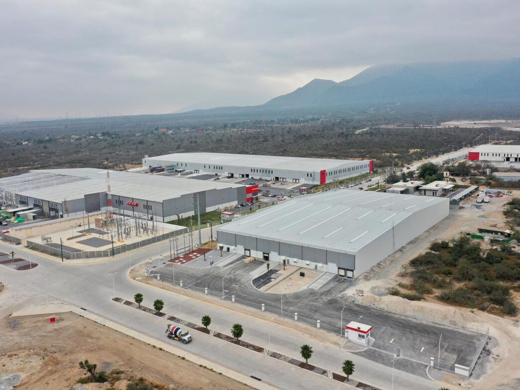 Venue/architecture.
Vista aérea de parques industriales en México, reflejo del crecimiento del nearshoring. Inmobiliare Summits impulsa el sector real estate en LATAM.