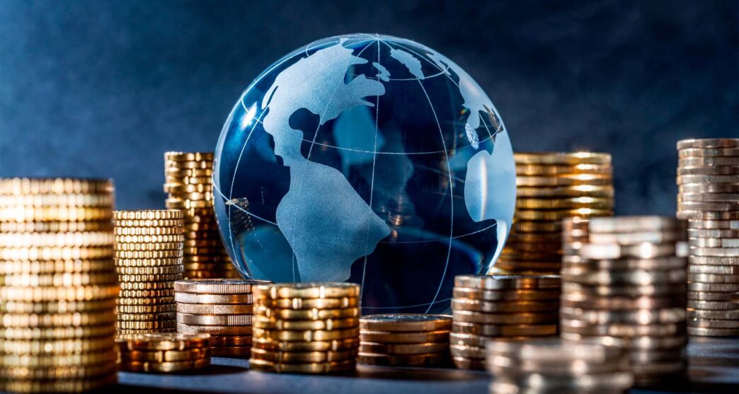 Sponsors/branding.

Globo terráqueo y monedas doradas. Impacto de tasas de interés en el sector inmobiliario LATAM. Inmobiliare Summits, México.