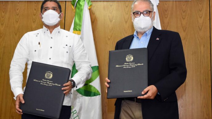 venue/architecture
Dos hombres con mascarillas sostienen documentos firmados. Acuerdo CMIC Jalisco y Sedeco. Impulso al desarrollo inmobiliario.