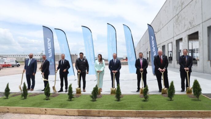 Ceremonia de colocación de la primera piedra de la nueva planta de Edgewell Personal Care en parque industrial FINSA, con directivos y palas doradas.