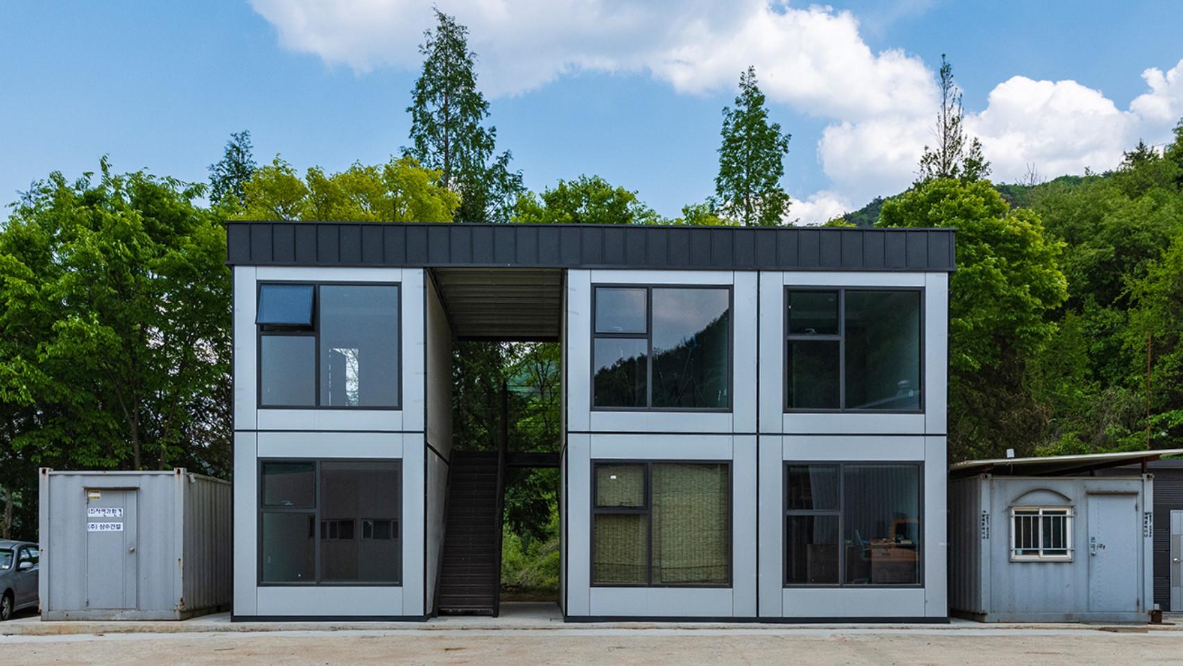 Venue/architecture.

Diseño arquitectónico modular de dos pisos. Innovación en real estate y construcción con contenedores. Solución para Dubái y LATAM.