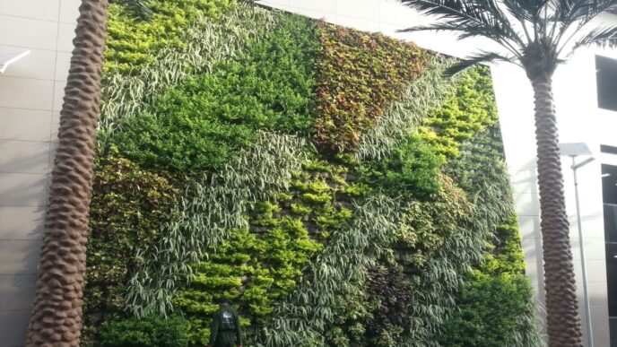 Venue/architecture.

Jardín vertical del Edificio Santalaia, Bogotá. El edificio es reconocido en Inmobiliare Summits LATAM como un espacio de arquitectura sostenible.