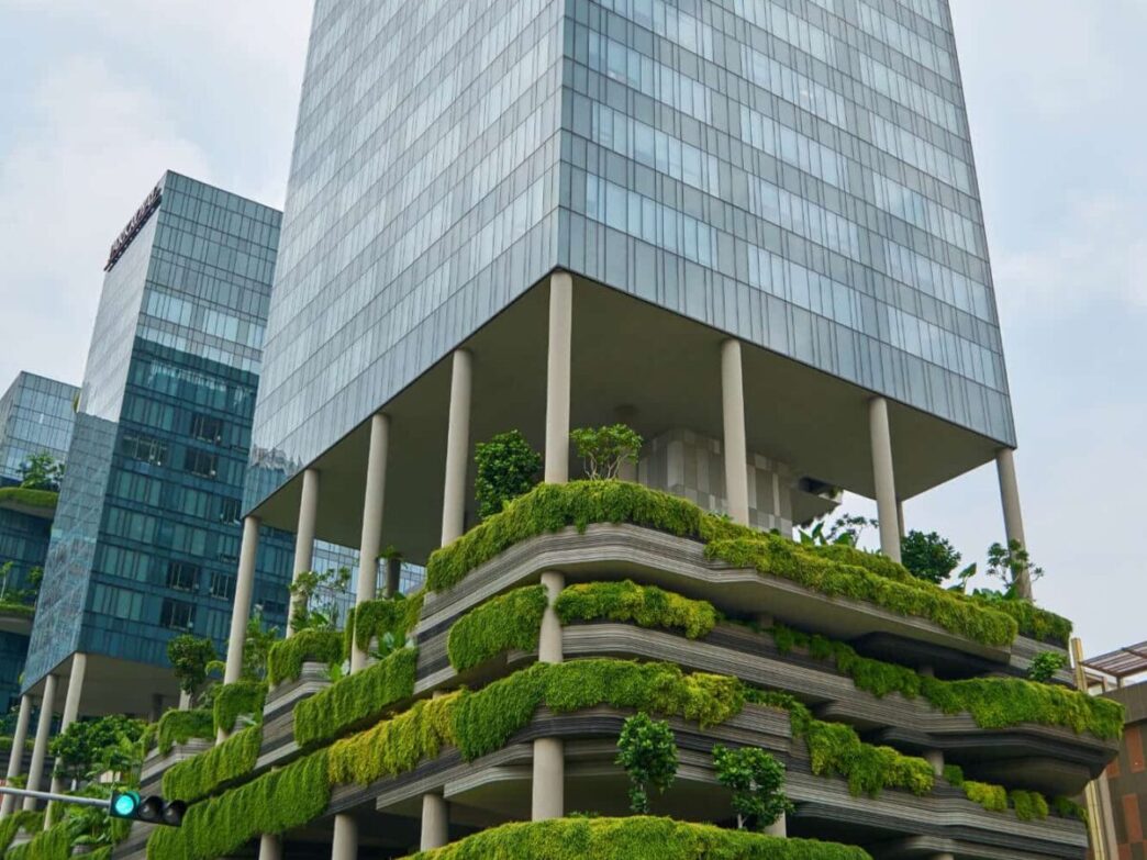 Arquitectura sostenible: Edificios eléctricos con jardines verticales. Real Estate verde y futuro urbano. Diseño innovador y ecológico. 100% eléctricos.