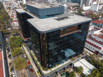 Vista aérea de edificios de oficinas en México, reflejando la estabilización del mercado inmobiliario según SiiLA. Arquitectura moderna y urbana.